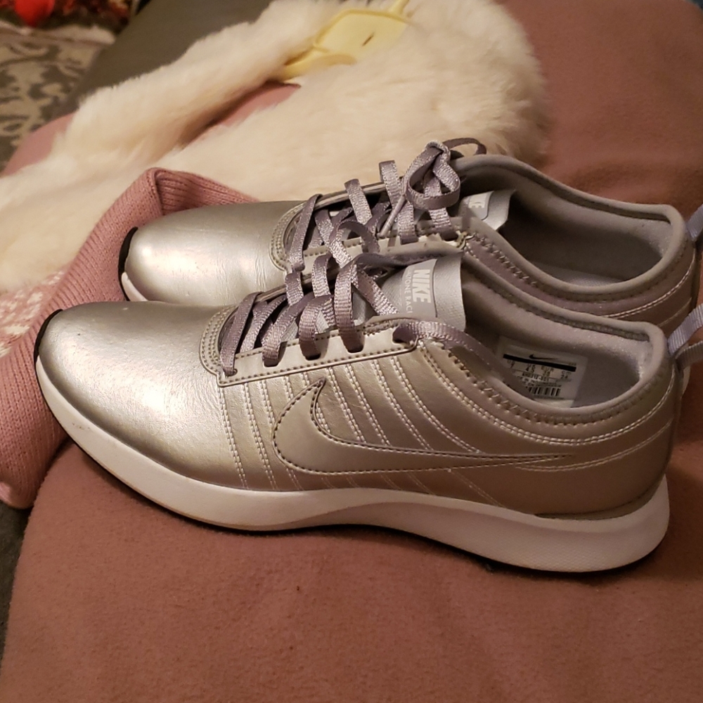 SHOES - Picture 2 of 2